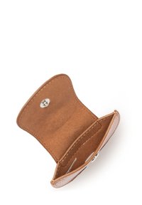 Bruine leren portemonnee met een gladde textuur en een drukknoopsluiting, met een eenvoudig interieur met twee compartimenten en minimale stiksels.