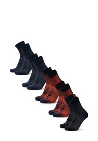 Calcetines de mezcla de algodón en color azul marino oscuro, carbón y rojo-naranja. Con un diseño de textura acanalada, parte superior en contraste y patrones geométricos.
