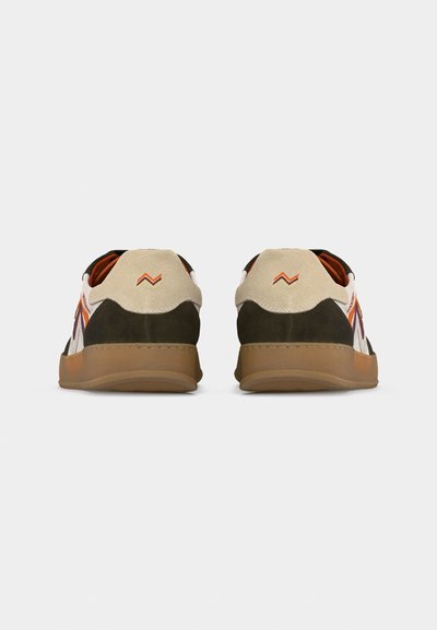 Paire de baskets décontractées beige, marron et orange vues de dos, avec un logo en zigzag sur le col du talon.