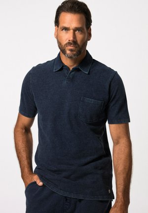 Polo shirt bleu marine en tissu doux, doté d'un col classique, de manches courtes et d'une poche sur la poitrine gauche avec une texture subtile.