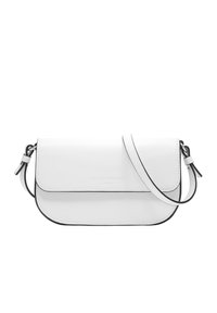 Biała skórzana torba na ramię o gładkim wykończeniu, zakrzywionym kształcie, z klapą i czarnym przeszyciem. Regulowany pasek z metalowymi elementami.