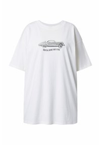 Witte katoenen T-shirt met een ontspannen pasvorm, met een grafiek van een vintage auto en de tekst "DRIVING HOME FOR X-MAS" in het zwart.