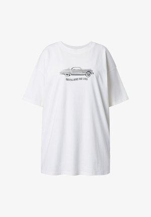 Weißes Baumwoll-T-Shirt mit lockerer Passform, versehen mit einem Grafikdesign eines Oldtimers und dem Text „DRIVING HOME FOR X-MAS“ in Schwarz.