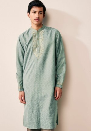 Kurtă verde texturată cu broderie aurie complexă, deschidere cu butoane și mâneci lungi. Fantele laterale îmbunătățesc confortul și stilul.