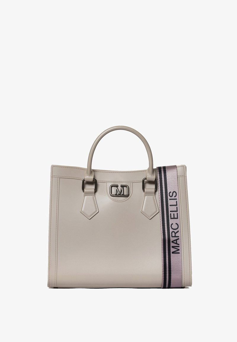 Beige Leder Tragetasche mit zwei oberen Griffen, einem Logodetail und einem Seitenriemen mit dem Text "MARC ELLIS" in schwarzen und grauen Streifen.