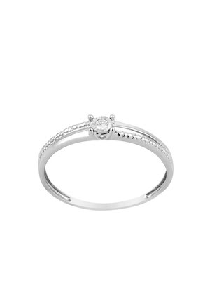 Silberner Ring mit einem kleinen zentralen runden Diamanten und kleineren Diamanten entlang der Ränder des Rings auf weißem Hintergrund.