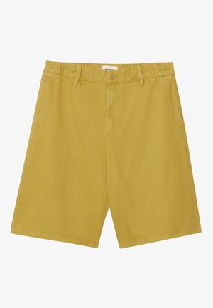 Pantalones cortos amarillos hasta la rodilla con cinturilla elástica, cierre de botón, trabillas para cinturón y bolsillos laterales, mostrados sobre fondo blanco.