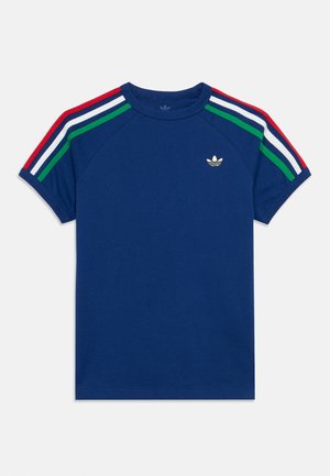 Tricou din bumbac albastru, cu gât rotund, mâneci scurte și dungi multicolore (roșu, verde, alb) pe umeri. Accent cu logo auriu.