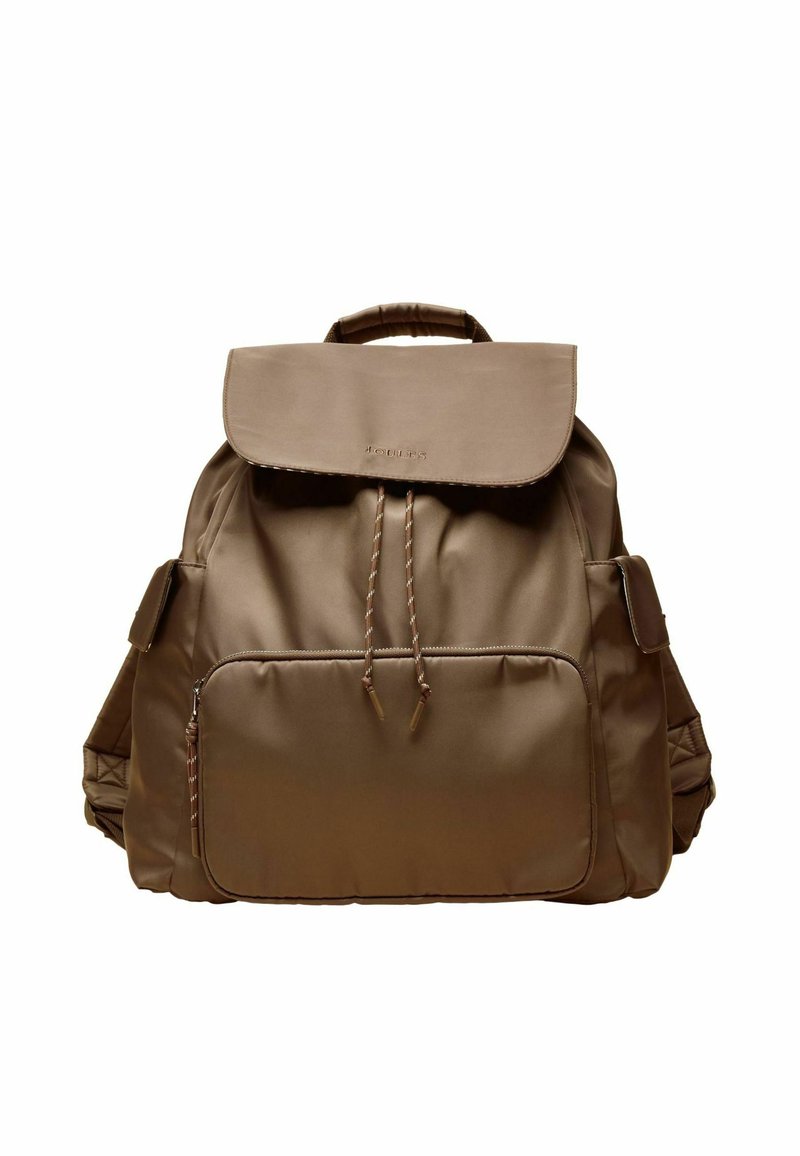 Rjav nahrbtnik iz najlona z zapiranjem na zavihek, dodatki s vrvico, sprednjim žepom z zadrgo in oblazinjenimi stranicami za strukturo.