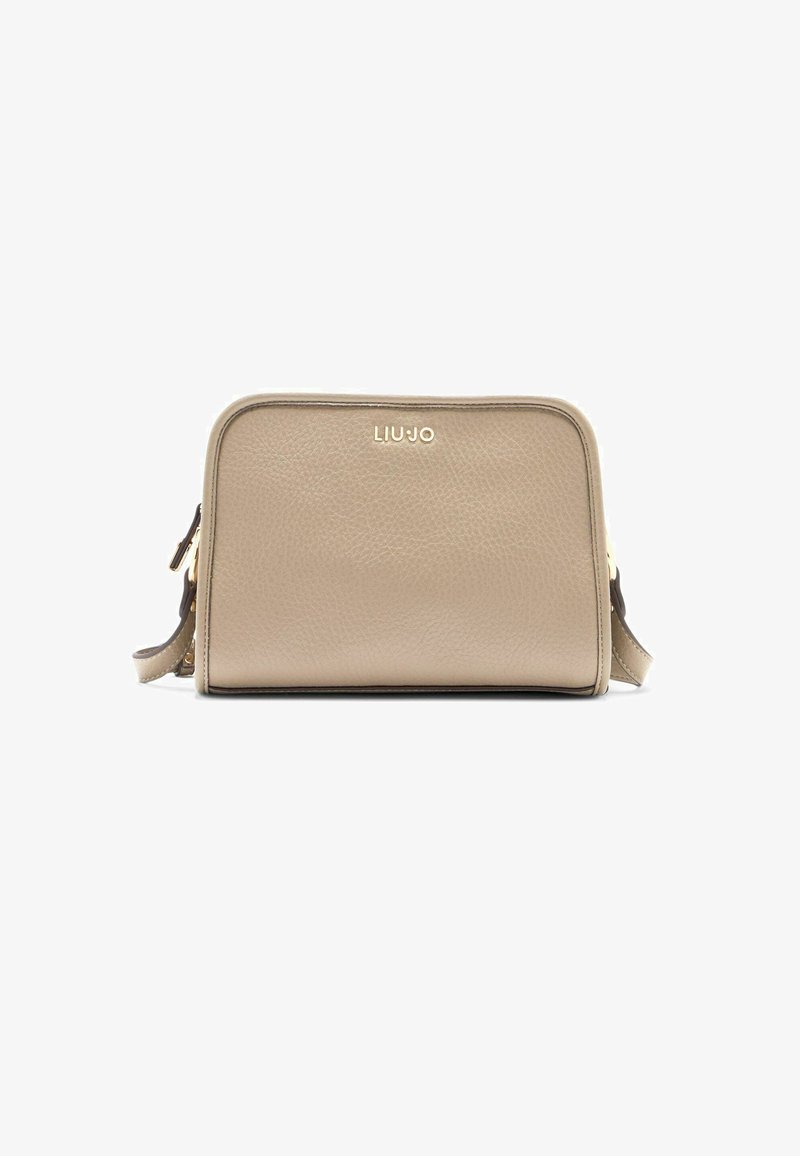 Borsa a tracolla in pelle beige con logo dorato. Presenta una forma rettangolare, una texture liscia e una chiusura con zip. Include una tracolla regolabile.