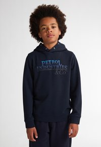 Marineblauwe hoodie met een voorkant kangaroo pocket. Voorzien van het logo "Petrol Industries & Co" in blauw en grijs. Gemaakt van katoen, met een trekkoord capuchon.