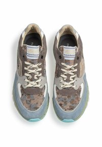 Sneaker in mesh e suede grigie, marroni e teal con superficie testurizzata, punta tonda, lacci a contrasto e suola di supporto.