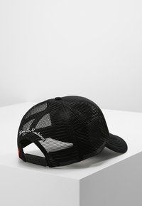 Cappellino in rete nera con visiera solida, caratterizzato da un logo ricamato in bianco sul retro e una chiusura regolabile per una vestibilità perfetta. Design testurizzato e traspirante.
