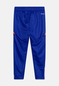Blauwe sportleggings met een elastische tailleband, voorzien van oranje accenten aan de zijkanten en een gladde, vochtafvoerende stof.