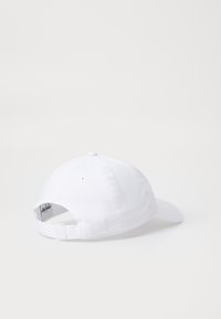 Gorra de béisbol blanca con visor curvado, fabricada en tela suave. Cuenta con agujeros de ventilación y una correa ajustable en la parte posterior.