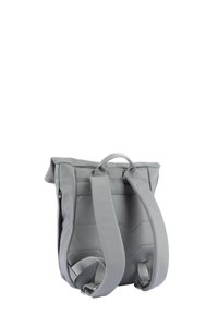 Mochila de tipo roll-top en color gris, fabricada con material duradero. Cuenta con tirantes acolchados, un asa superior y detalles sutiles de costura. Cierre con cremallera en el lateral.