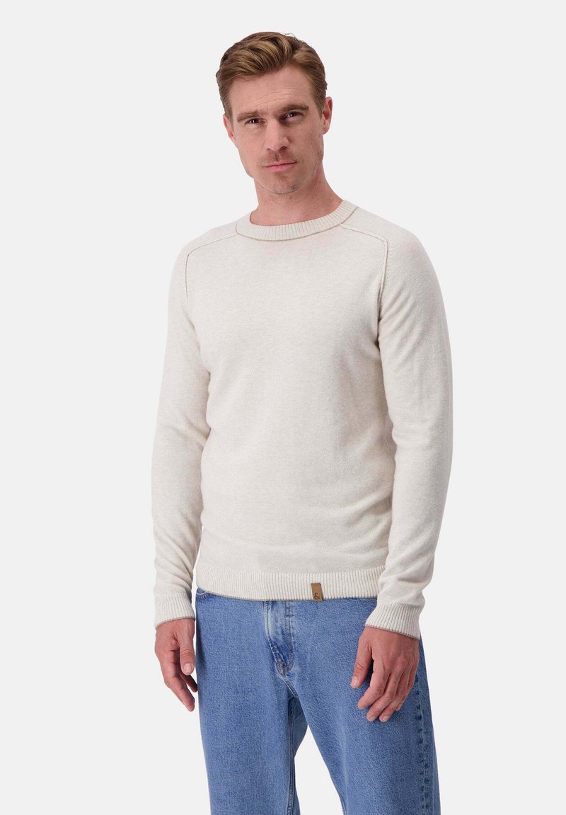 Hellgrauer Strickpullover mit ribbeligem Rundhalsausschnitt und Bündchen. Glatte Textur, taillierte Passform und ein kleines Logotag am Saum.