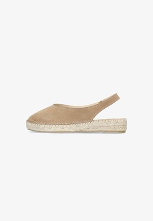 Beige suède espadrille met gesloten neus, slingbackbandje en gevlochten jute sleehakzool voor casual gebruik.