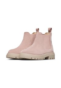 Stivaletti alla caviglia in suede rosa con inserti elastici ai lati, linguette per facilitare l'uso e suole in gomma beige con un motivo di battistrada robusto.