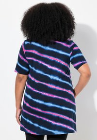 Camisa azul marino con rayas de tie-dye horizontales en azul claro y rosa. Mangas cortas, corte relajado y dobladillo recto.
