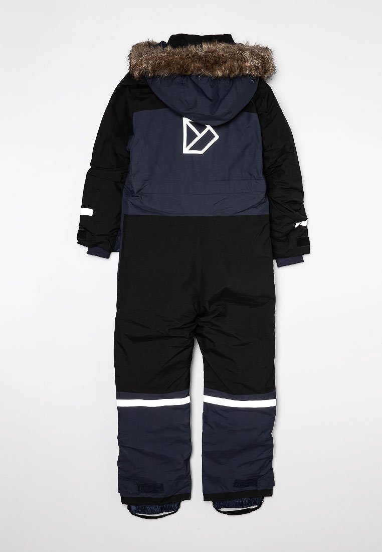 Marinblå och svart vinteroverall med pälsprydd huva, vita reflektorer och vinkelbyte logotyp. Vattentätt material, isolerad design.