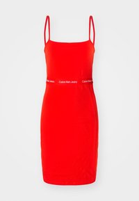 Czerwona, dopasowana sukienka na cienkich ramiączkach o gładkiej strukturze. Posiada elastyczny pas z logo marki Calvin Klein Jeans.