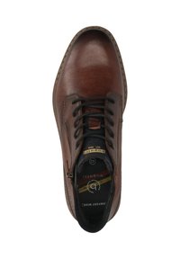 Bruine leren veterschoen met zijrits, ronde neus en zwart gewatteerd interieur gelabeld "bugatti comfort wide" maat 42.