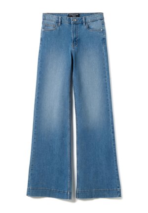 Jean bleu clair à jambes larges avec bouton et fermeture éclair à l'avant, poches avant et arrière, et décoloration subtile sur les cuisses.