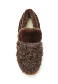Hnedé chlpaté papuče s textúrovaným, kučeravým vonkajším materiálom a hladkým, plyšovým golierom. Jednoduchý dizajn na obutie s okrúhlou špičkou a mäkkou vnútornou podšívkou.