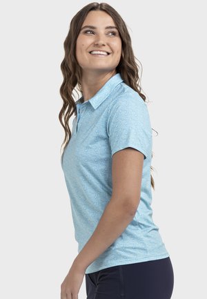 Hellblaues Poloshirt mit Wellenmuster, kurzen Ärmeln und einem Kragen. Verfügt über eine Knopfleiste und einen weichen, glatten Stoff.