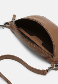 Borsa a tracolla in pelle marrone con cerniera aperta, che mostra un interno nero e una tracolla regolabile con ganci in metallo su uno sfondo bianco.