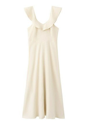 Vestido largo sin mangas color crema con tirantes anchos y volantes en forma de V y falda fluida.