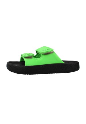 Sandalia verde abierta con dos tiras ajustables de velcro y una suela negra texturizada y gruesa.