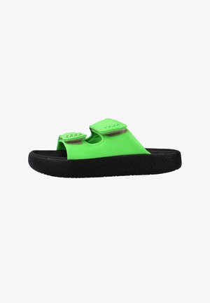 Sandalo verde con punta aperta con due cinturini in velcro regolabili e una suola spessa nera texturizzata.