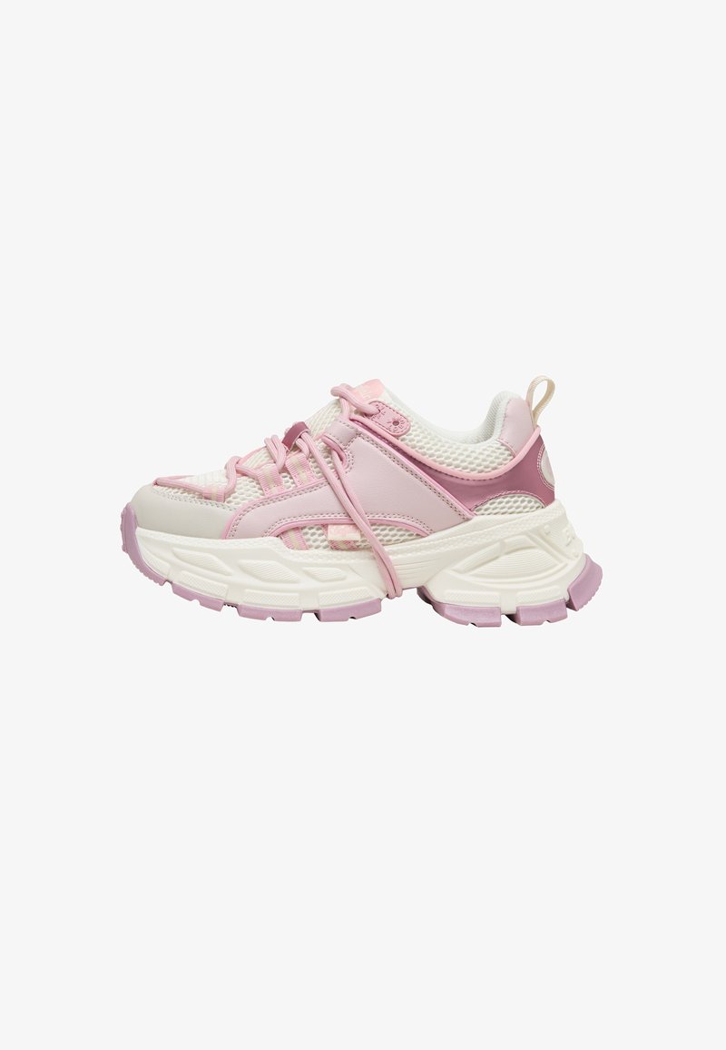 Chaussures de sport avec une tige en mesh blanc et rose, semelle rembourrée, lacets flexibles et un renfort au talon pour le maintien.