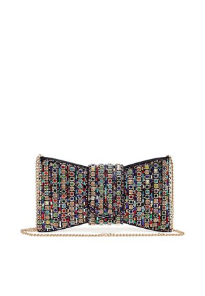 Petite pochette en forme de nœud avec des strass multicolores et une chaîne dorée sur fond blanc.