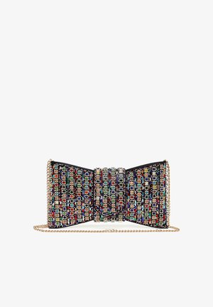 Petite pochette en forme de nœud avec des strass multicolores et une chaîne dorée sur fond blanc.