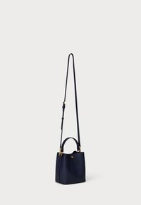 Bolsa de couro azul-marinho com um formato estruturado, alça curta na parte superior e alça de ombro ajustável. Apresenta um detalhe de logotipo dourado na frente.