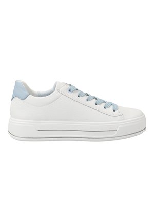 Baskets en cuir blanc avec accents bleu clair, finition texturée, bout rond, design à lacets et semelle blanche épaisse avec une bande argentée.
