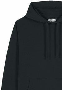 Felpa nera con cappuccio, dal tocco morbido, tasca a marsupio e cordini. Presenta l'etichetta "MIRA PARIS" sul colletto interno.