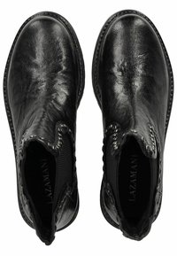 Botas de cuero negro hasta el tobillo con paneles laterales elásticos, parte superior texturizada, puntera redonda y costuras decorativas a lo largo de los bordes.