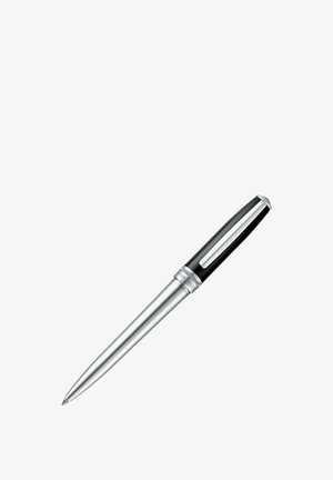 Srebrny długopis kulkowy z czarną nasadką i klipsem, przedstawiony na białym tle pod lekkim kątem.