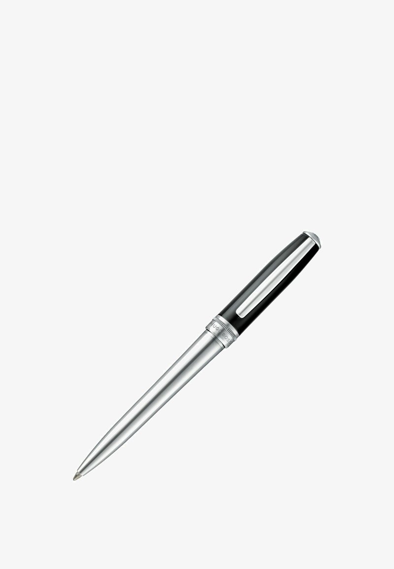 Stylo bille argenté avec un capuchon noir et un clip, présenté sur un fond blanc sous un léger angle.