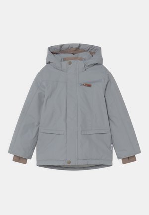 Veste d'hiver pour enfants, grise, à capuche, avec fermeture éclair à l'avant, boutons-pression, poches à rabat et poignets intérieurs marron.