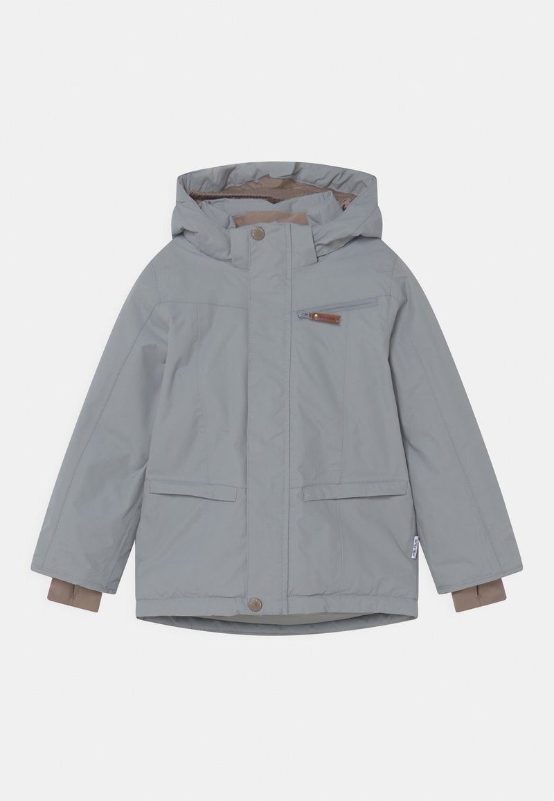 Veste d'hiver pour enfants, grise, à capuche, avec fermeture éclair à l'avant, boutons-pression, poches à rabat et poignets intérieurs marron.