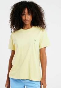 Protest PRTELSAO - Camiseta básica - macaroonyellow