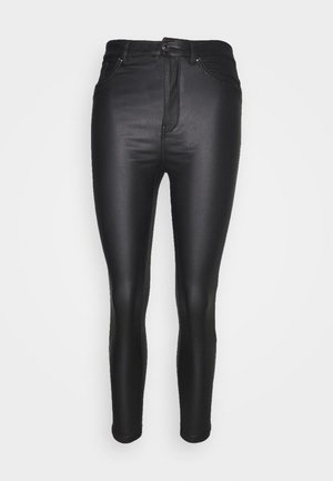 Čierne vysoké skinny džínsy vyrobené z hladkej, elastickej látky. Obsahujú predný zips, zapínanie na gombík a klasický dizajn s piatimi vreckami.