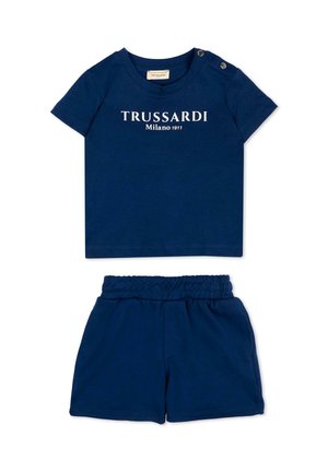 Completo per bambino piccolo blu navy con maglietta a maniche corte con la scritta "Trussardi Milano 1911" e pantaloncini coordinati con vita elastica.