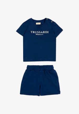 Completo per bambino piccolo blu navy con maglietta a maniche corte con la scritta "Trussardi Milano 1911" e pantaloncini coordinati con vita elastica.