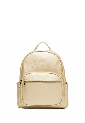 Mały plecak ze sztucznej skóry w kolorze złotym z przednią kieszenią na zamek, bocznymi kieszeniami, górnym uchwytem i logo "LASOCKI" z przodu.